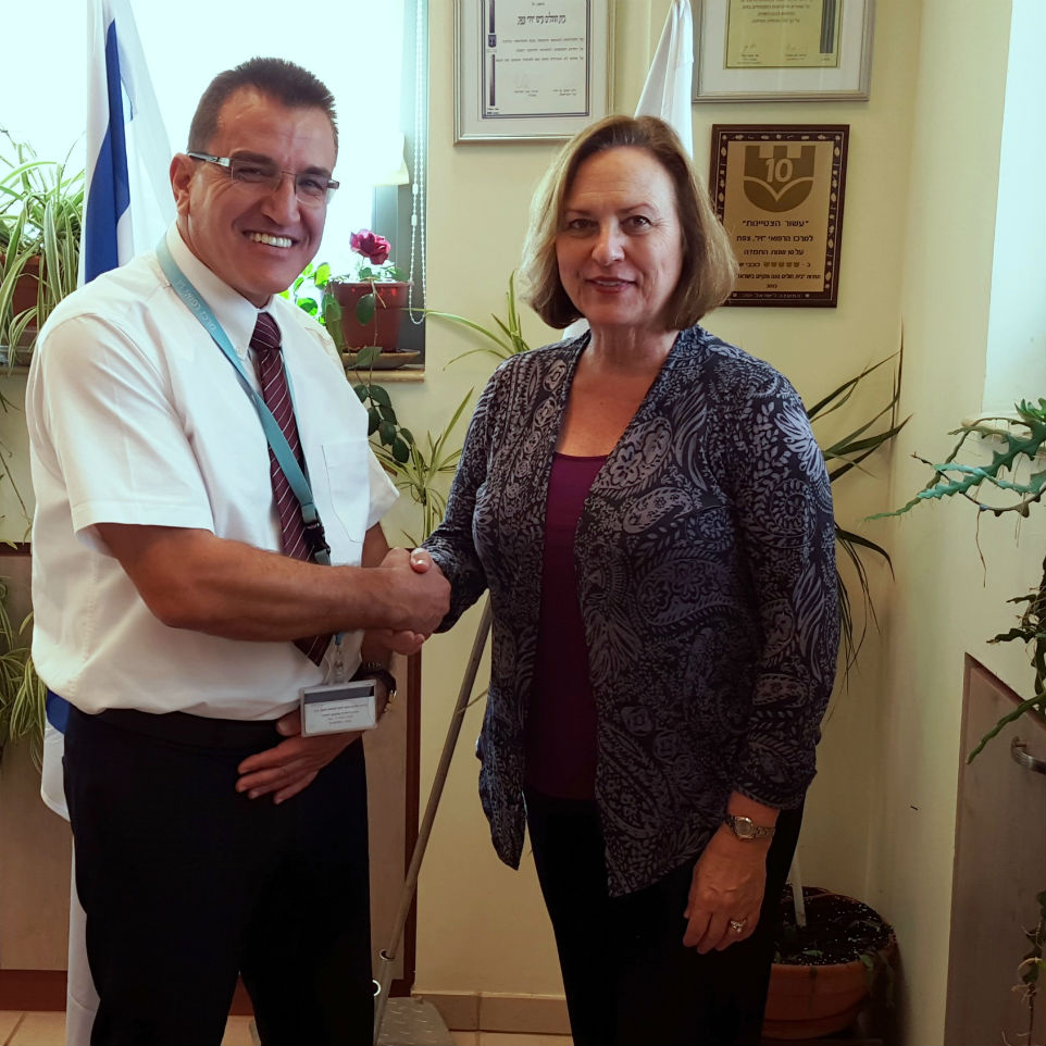 הסנטורית האמריקנית דב קפלן עם מנהל המרכז הרפואי זיו דוקטור סלמאן זרקא